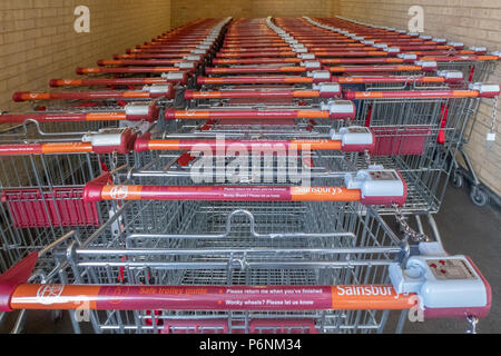 Chariots de supermarché Sainsbury's empilés à la supermarché Wandsworth Banque D'Images