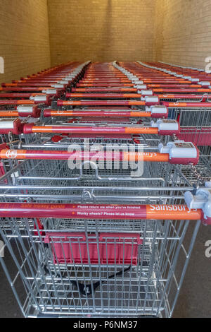 Chariots de supermarché Sainsbury's empilés à la supermarché Wandsworth Banque D'Images