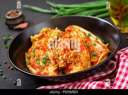 Le chou chinois. Le kimchi de choux. La nourriture traditionnelle coréenne Banque D'Images