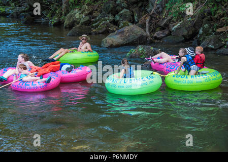 Plaisir en famille sur la rivière Chattahoochee à Helen, la Géorgie. (USA) Banque D'Images