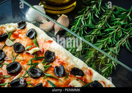 Des décisions de la focaccia italienne traditionnelle avec des olives et romarin Banque D'Images