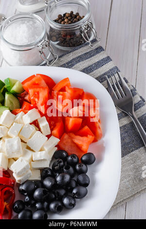 Salade grecque de légumes sur une assiette blanche, vue du dessus, la composition verticale. L'alimentation saine Banque D'Images