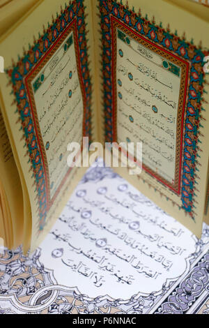 Le Coran sur papier et tablette. Banque D'Images