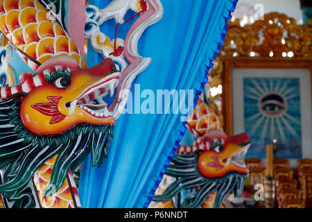 Temple Cao Dai. Dragon orné colonne. Cai be. Le Vietnam. Banque D'Images