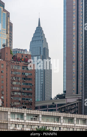 Chongqing, Chine - 14 juin 2018 : Bâtiments et gratte-ciel dans Yuzhong District à la lumière du jour Banque D'Images