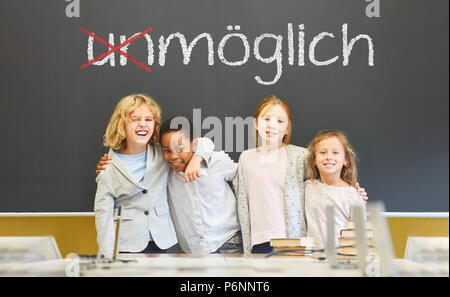 Étudiant en face de succès et de motivation concept sur un tableau noir à l'école primaire avec le mot allemand '(un)möglich' written on board Banque D'Images