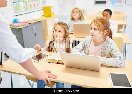 Les élèves de leçon d'informatique apprendre l'informatique avec un ordinateur portable et tablette Banque D'Images