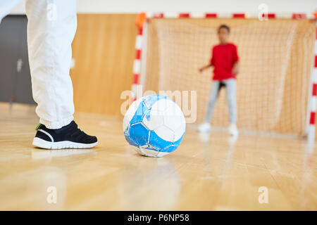 Les enfants dans le football avant le tir au but de mort en éducation physique Banque D'Images