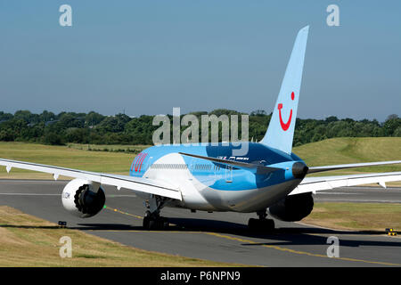 Boeing 787-8 Dreamliner taxiing tui pour décoller à l'aéroport de Birmingham, UK (G-TUIF) Banque D'Images