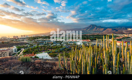 Vue aérienne sur Adeje et Las Americas au cours de magnifique coucher de soleil, Tenerife, Espagne. Banque D'Images