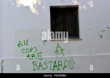 La police anti graffiti anarchiste sur un mur d'Athènes Grèce Banque D'Images