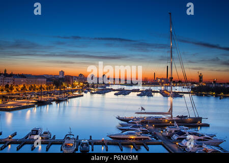 Vue panoramique sur le magnifique ciel bleu et orange d'Helsinki Port avec bateaux et yachts dans une nuit d'été. Capitale de la Finlande Europe's Travel Sig Banque D'Images
