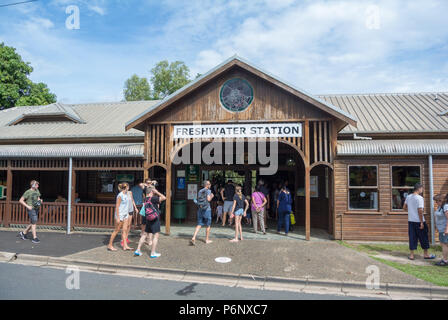 Les touristes en visite à la station d'eau douce Kuranda Scenic Railway, Cairns, Australie Banque D'Images