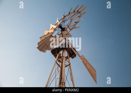 Vintage American wind motor under blue sky Banque D'Images