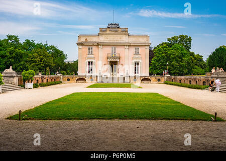 L'entrée de Bagatelle château donnant sur la cour principale dans le parc de Bagatelle à Paris, France Banque D'Images