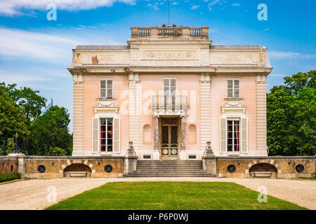 L'entrée de Bagatelle château donnant sur la cour principale dans le parc de Bagatelle à Paris, France Banque D'Images