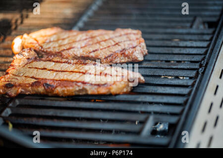 Étape par étape. Cuisson au New York strip steak sur grill au gaz. Banque D'Images