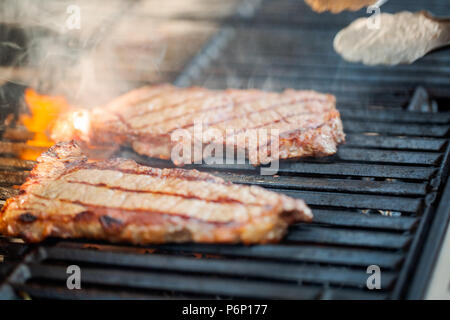 Étape par étape. Cuisson au New York strip steak sur grill au gaz. Banque D'Images