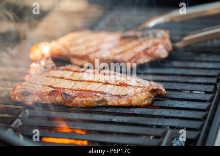 Étape par étape. Cuisson au New York strip steak sur grill au gaz. Banque D'Images