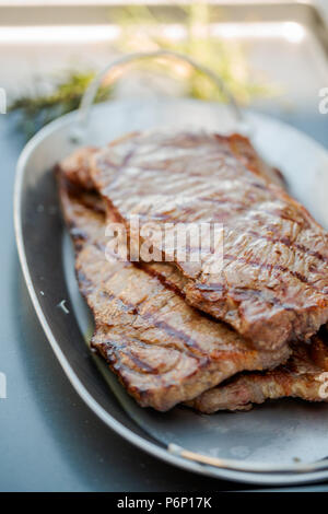 Étape par étape. Cuisson au New York strip steak sur grill au gaz. Banque D'Images