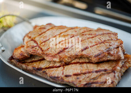 Étape par étape. Cuisson au New York strip steak sur grill au gaz. Banque D'Images