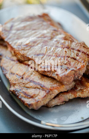 Étape par étape. Cuisson au New York strip steak sur grill au gaz. Banque D'Images