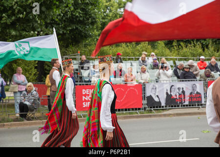 Riga, Lettonie. Festival Choral, chanteurs de rue, costume national et de la culture. Photo de voyage 2018. Banque D'Images