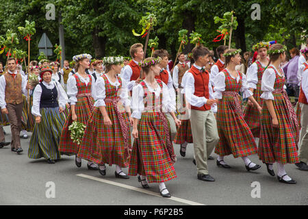 Riga, Lettonie. Festival Choral, chanteurs de rue, costume national et de la culture. Photo de voyage 2018. Banque D'Images
