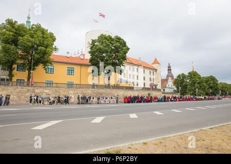 Riga, Lettonie. Festival Choral, chanteurs de rue, costume national et de la culture. Photo de voyage 2018. Banque D'Images