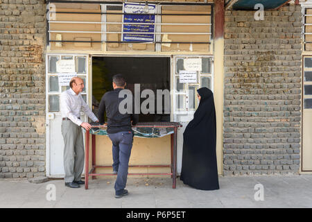 Khoramâbâd, la province du Lorestan, Iran - 31 mars 2018 : peuple iranien acheter du pain dans la boutique sur la rue Banque D'Images