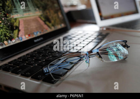 Mac Book Pro. Clavier et lunettes. Genève. La Suisse. Banque D'Images