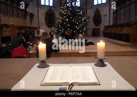 Theodorskirche. Arbre généalogique Christmaas, bible et l'église des bougies. Bâle. La Suisse. Banque D'Images