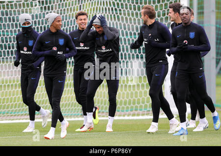 Kyle Walker de l'Angleterre (centre droit) et alli Dele (centre gauche) avec l'équipe au cours de la séance de formation au Spartak Moscow Stadium. Banque D'Images