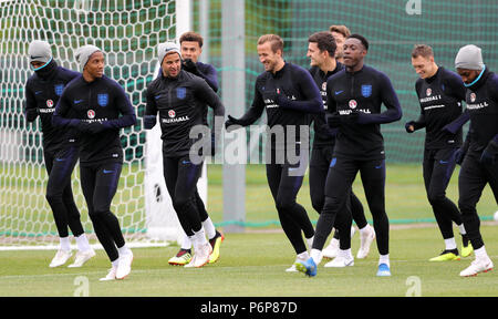 Kyle Walker de l'Angleterre (centre gauche) et Harry Kane (centre droit) avec l'équipe au cours de la séance de formation au Spartak Moscow Stadium. Banque D'Images