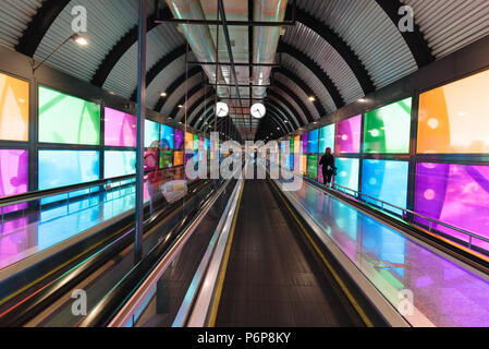 Madrid, Espagne - 20 juin 2018 : architecture futuriste corridor mécanique dans l'aéroport de Barajas - Adolfo Suarez Banque D'Images