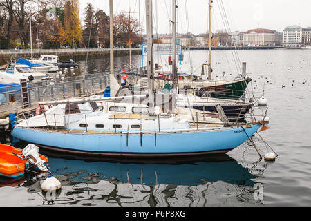 Genève, Suisse - le 26 novembre 2016 : Vintage yachts amarrés dans le petit port de plaisance sur le lac de Genève Banque D'Images