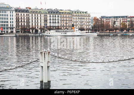 Genève, Suisse - le 26 novembre 2016 : blanc petit navire amarré près de la côte du lac de Genève Banque D'Images