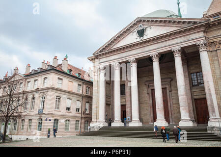 Genève, Suisse - le 26 novembre 2016 : entrée principale de la Cathédrale Saint Pierre, Genève, Suisse. Les touristes à pied sur la rue Banque D'Images