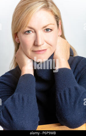 Studio portrait of attractive thoughtful heureux et en santé femme d'âge moyen Banque D'Images