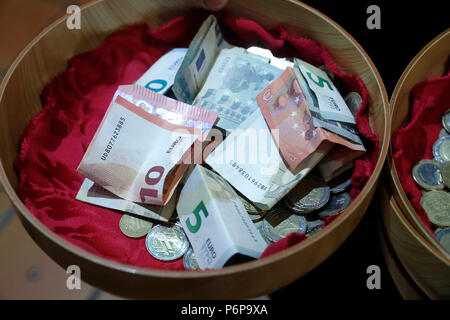 L'église Saint-Jacques. Au cours d'une Messe catholique Collection Panier avec d'Euros. Sallanches. La France. Banque D'Images