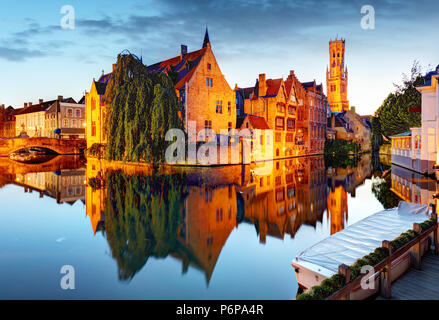 Belgique - centre historique de Bruges, vue sur la rivière. Brugge vieux bâtiments reflétant dans l'eau du canal. Banque D'Images