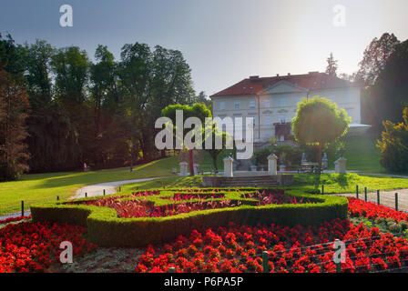 La Slovénie Ljubljana château Tivoli et fleurs vue verticale Banque D'Images