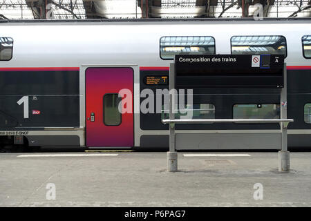 Le TGV (Train Grande Vitesse) exploité par la SNCF. La gare de Lyon. Paris. La France. Banque D'Images