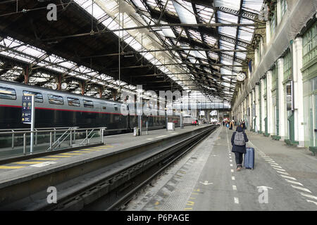 Le TGV (Train Grande Vitesse) exploité par la SNCF. La gare de Lyon. Paris. La France. Banque D'Images