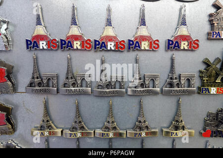 Boutique de souvenirs à Paris. Tour Eiffel. Paris. La France. Banque D'Images