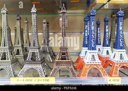 Boutique de souvenirs à Paris. Tour Eiffel. Paris. La France. Banque D'Images