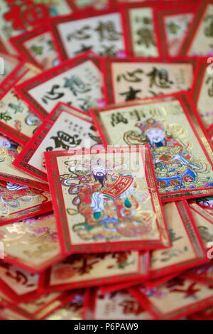 Enveloppes rouges hongbao ( ) pour le Nouvel An chinois. La couleur rouge est un symbole de chance. La France. Banque D'Images