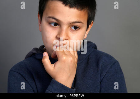 12-année-vieux garçon mordre ses ongles. Paris, France. Banque D'Images