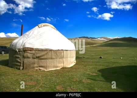 Camp de ger dans une grande prairie à Ulaanbaatar en Mongolie , Banque D'Images