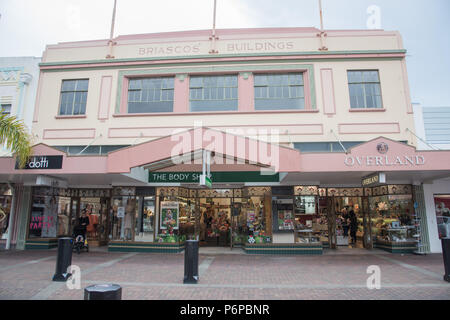 Napier,Île du Nord,Nouveau Zealand-December avec devantures : 15,2016 détails art déco dans le quartier commerçant du centre-ville avec des gens à Napier, Nouvelle-Zélande Banque D'Images